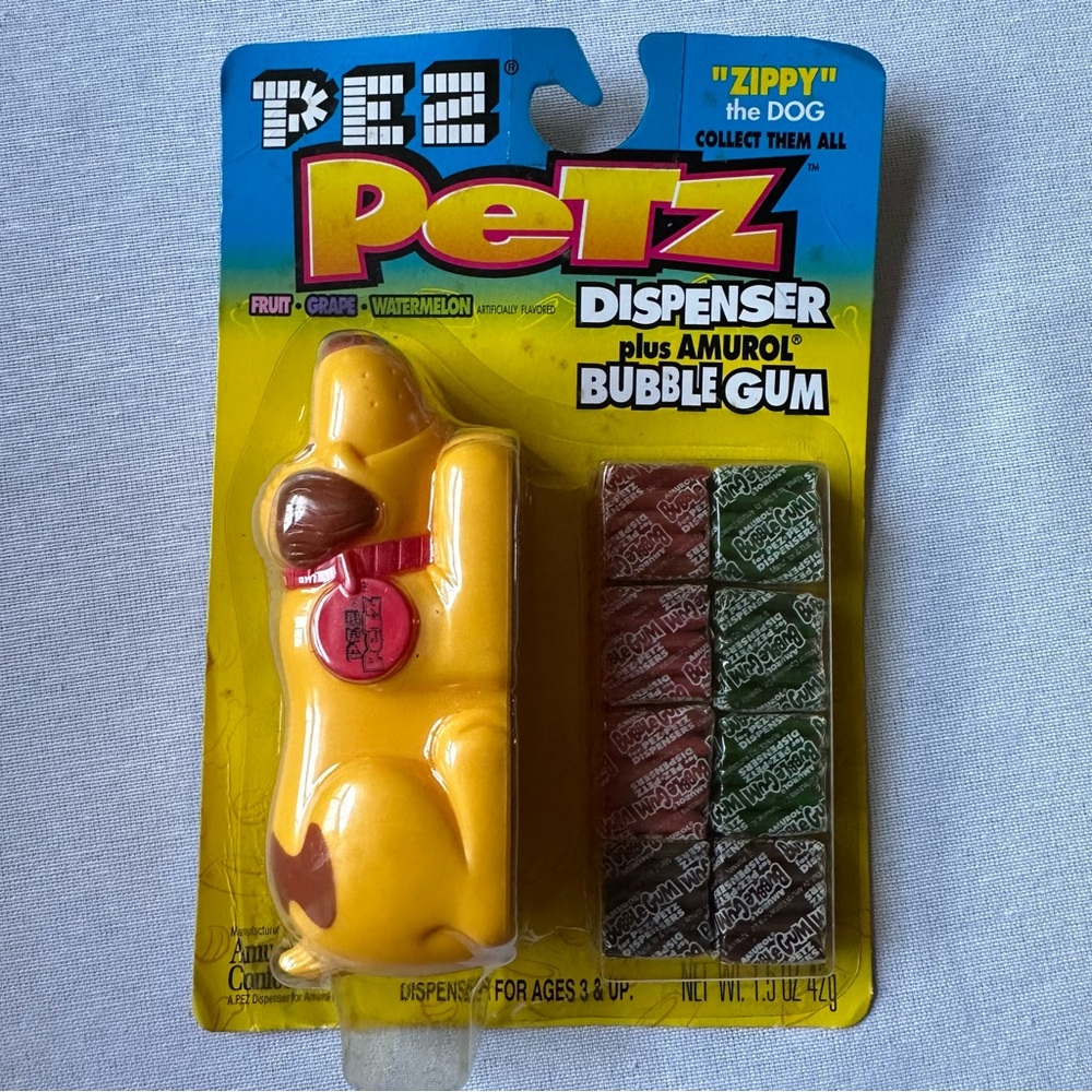 1998 PEZ PETZ “ZIPPY” THE DOG DISPENSER PLUS AMURAL BUBBLE GUM